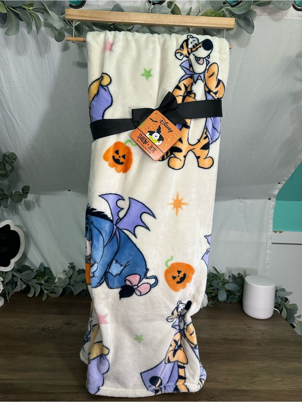 Disney Halloween Winnie the Pooh & Friends throw blanket